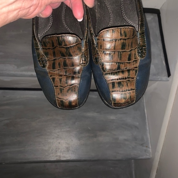 Clarks Woman’s Vintage Blue and brown leather moccasins 8M - Picture 7 of 7